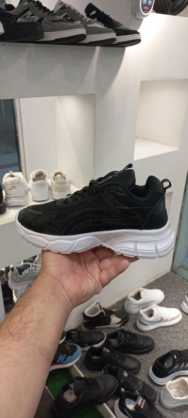 کتانی رانینگ نایک زنانه مشکی زیره سفید